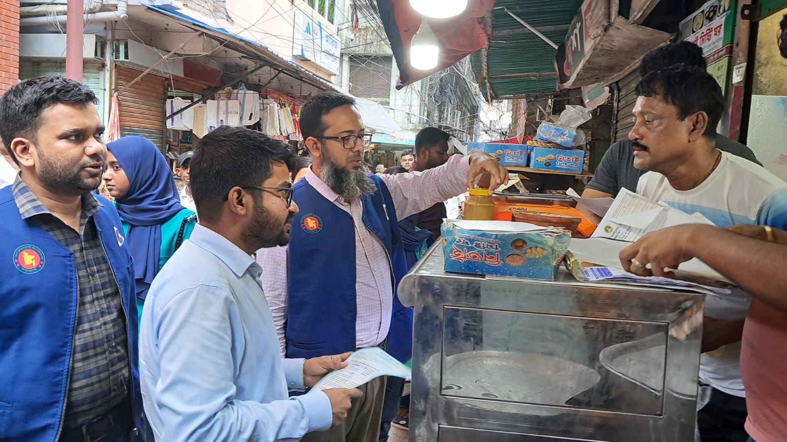 রাজশাহীতে বিএসটিআই’র অনুমোদনবিহীন দই-মিষ্টি বিক্রেতাকে জরিমানা