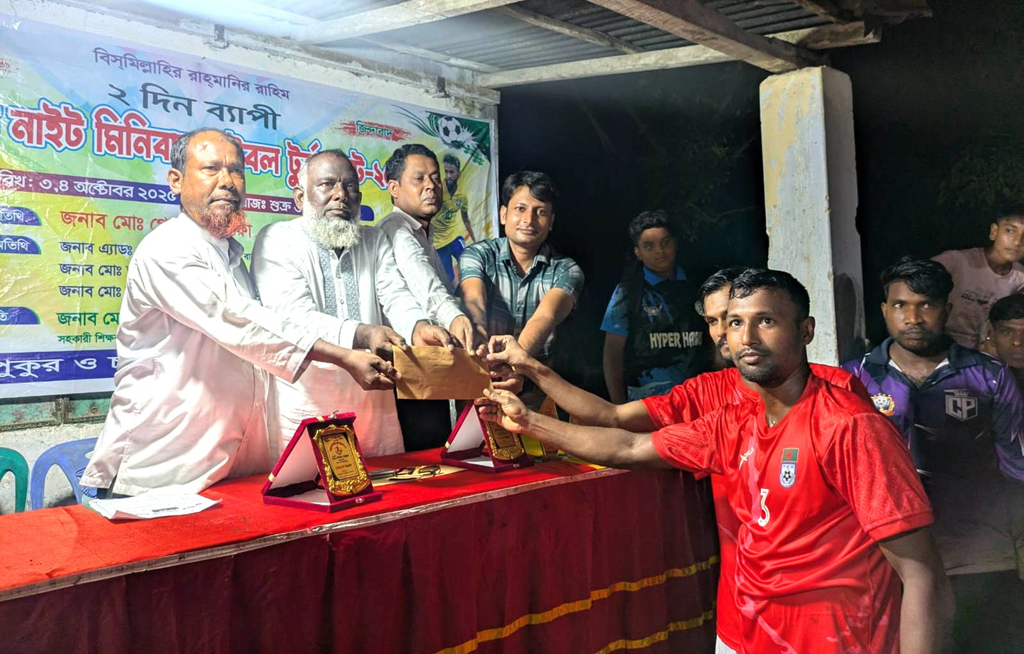 পবার চন্দ্রপুকুরে দুইদিনব্যাপী নাইট মিনিবার ফুটবল টুর্নামেন্ট অনুষ্ঠিত  