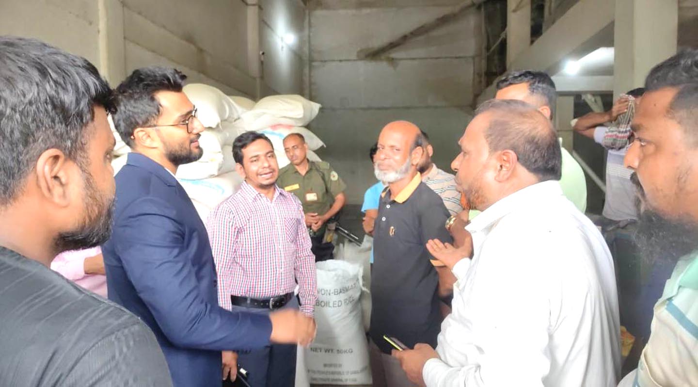 চারঘাটে রং মেশানো মুগডাল জব্দ, দুটি ডাল মিলে ২ লাখ টাকা জরিমানা