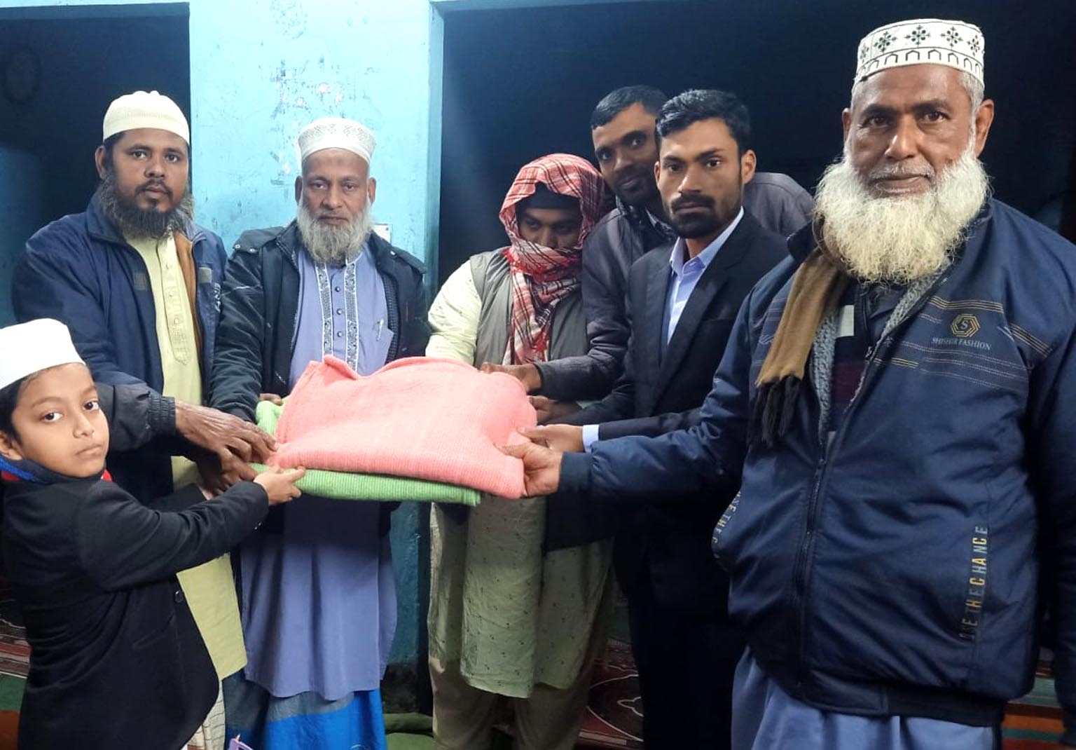 অবহেলিত শীতার্তদের বাড়ি বাড়ি শীতবস্ত্র উপহার পৌঁছাল ‘ব্রাইট লাইফ ভলান্টিয়ার্স’