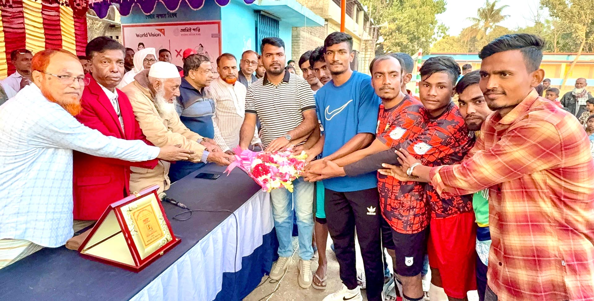 সর্বোচ্চ গোলদাতা মাশরাফি ইসলামকে এলাকাবাসীর নাগরিক সংবর্ধনা