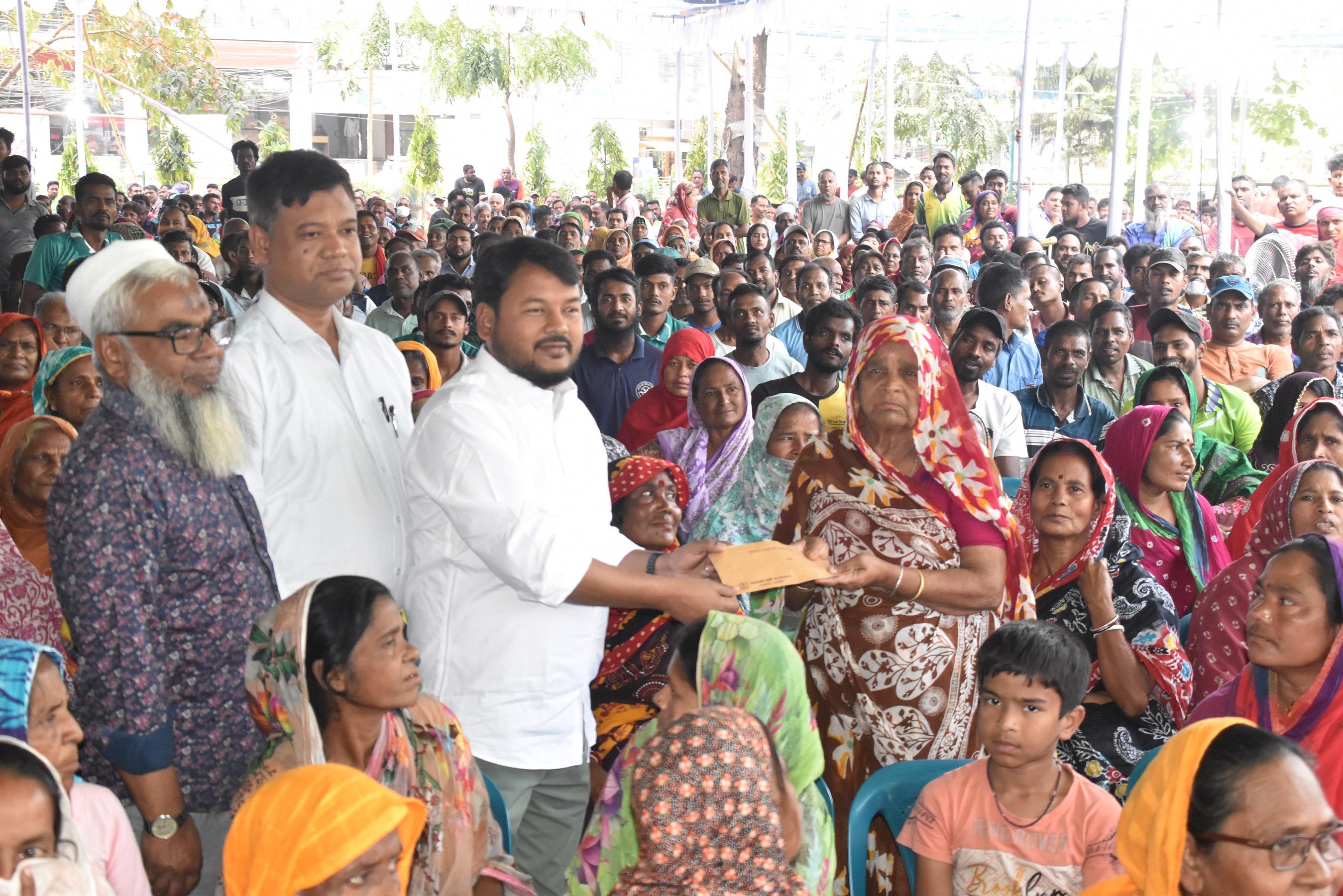 প্রধানমন্ত্রী তারেক রহমানের ঈদ উপহার পেলেন রাসিকের পরিচ্ছন্নকর্মীরা