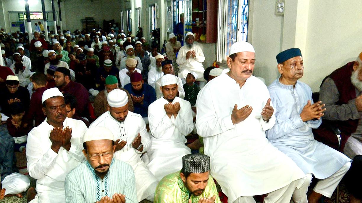 রাজশাহীতে ঈদ উদযাপন, একই কাতারে ঈদের নামাজে শান্তি ও ভ্রাতৃত্বের বার্তা