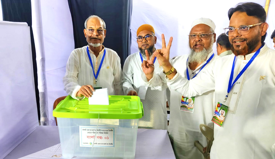 ১৭ বছর পর নির্বাচনের ভোটযুদ্ধ: ৪৬ প্রার্থীর লড়াইয়ে জমে উঠেছে রাজশাহী চেম্বারে ভোট